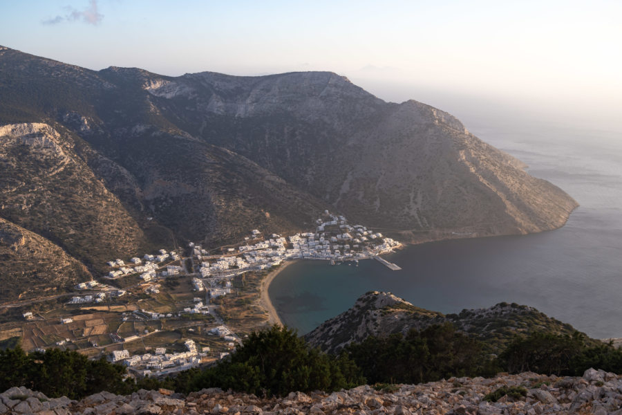 Vue sur Kamares depuis le monastère de Saint Symeon à Sifnos