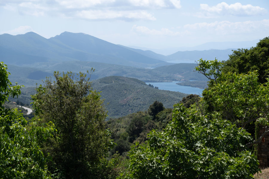 Vue sur les collines et la mer depuis Lavkos