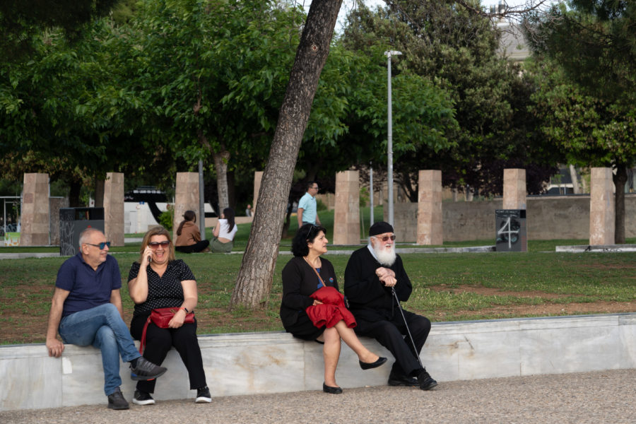 Banc dans un parc au bord de mer à Thessalonique, Grèce