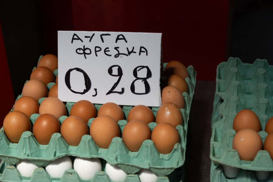 Boite d'oeufs sur un marché en Grèce