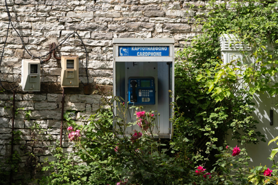 Cabine téléphonique entourée de rosiers