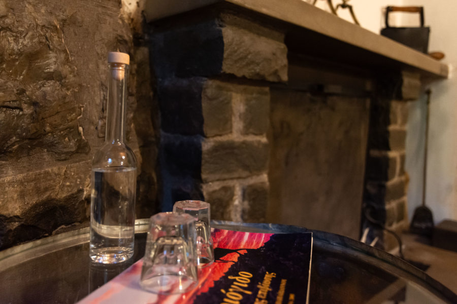 Grappa sur la table de nuit de l'hôtel dans les Zagoria