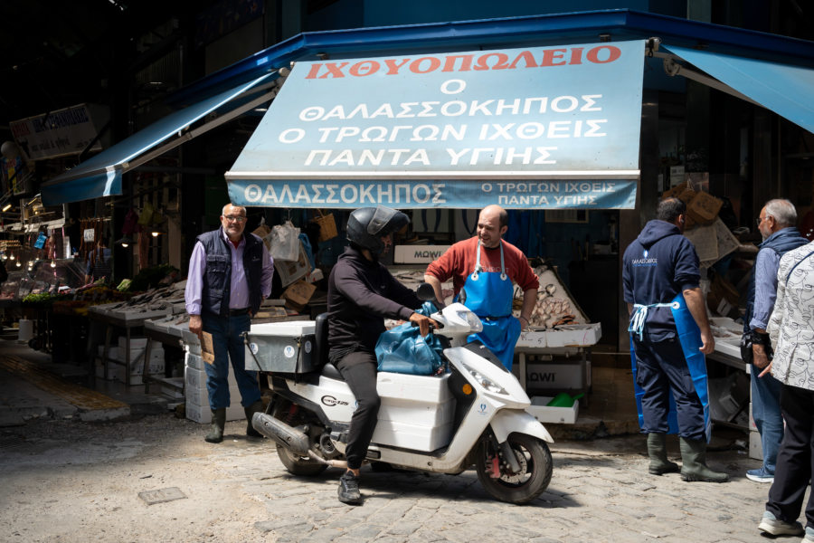 Vendeur de poissons au marché Kapani