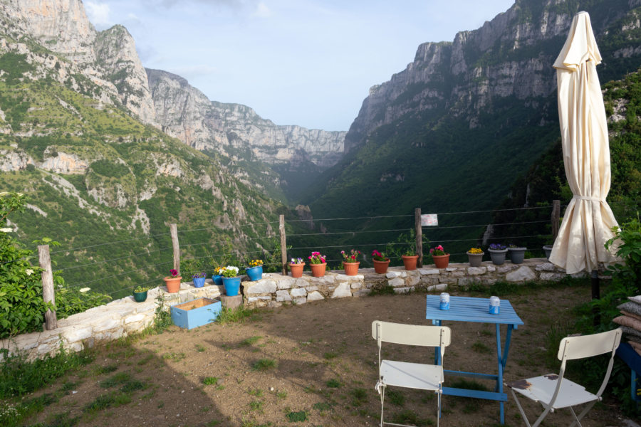 Mini bar dans un jardin avec vue sur les Gorges de Vikos