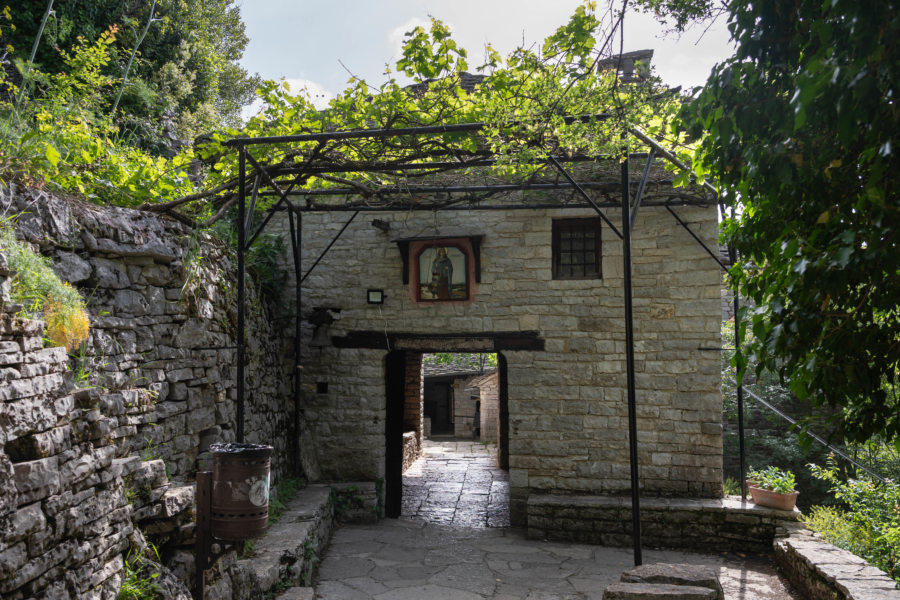 Entrée du monastère monastère Agia Paraskevi à Monodendri