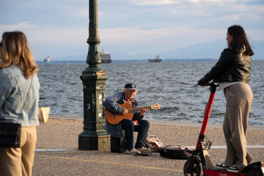 Musicien au bord de la mer Egée à Thessalonique