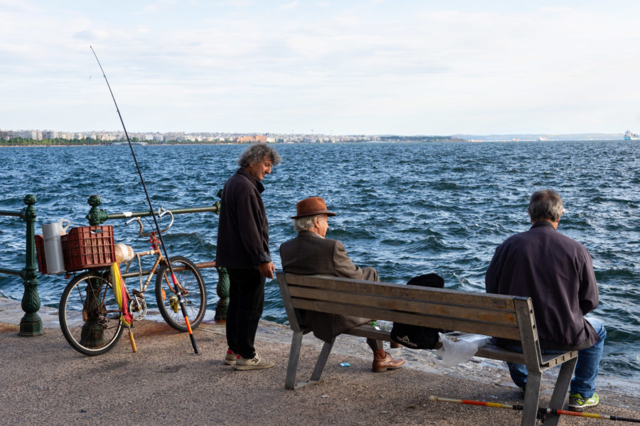 Pêcheurs sur un banc devant la mer à Thessalonique