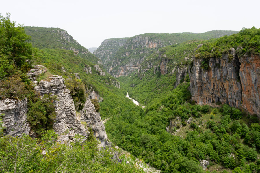 Point de vue sur les paysages des Zagoria depuis la skala de Vitsa