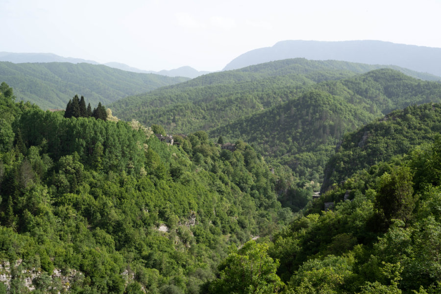 Randonnée de Kapesovo à Kipoi, montagnes en Grèce au printemps