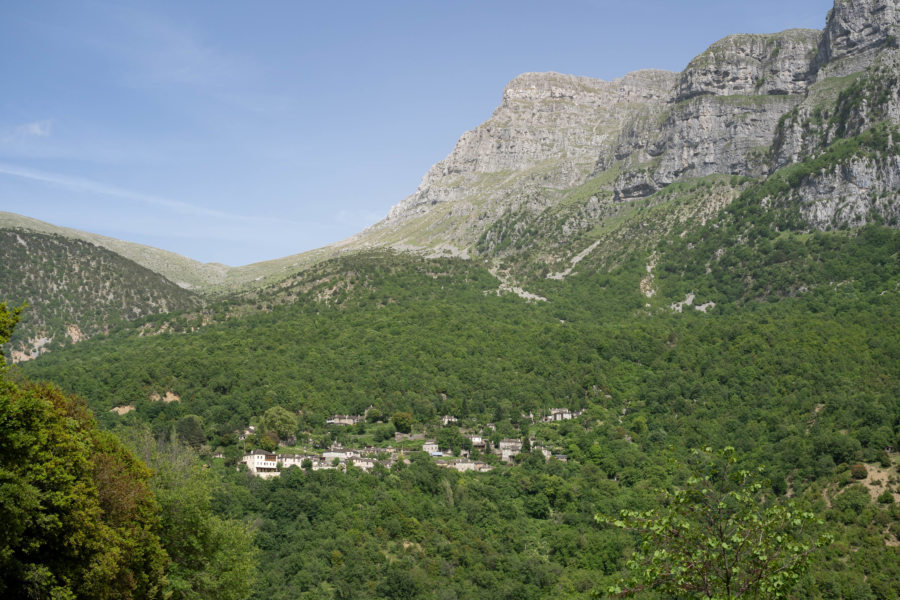 Randonnée vers Mikro Papingo dans les montagnes de Zagori en Grèce