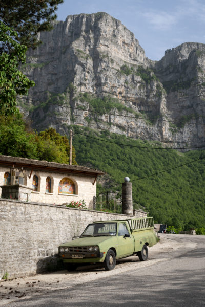 Route et voiture à l'entrée de Mikro Papingo en Grèce