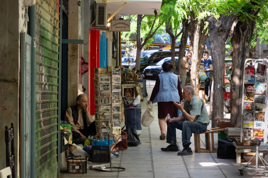 Rue de Thessalonique, trottoir et boutiques