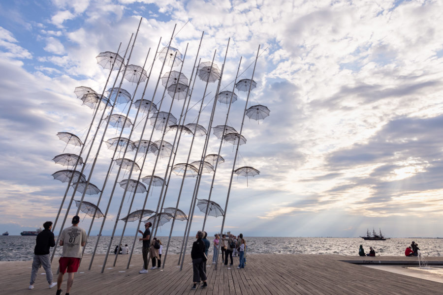 Sculpture des parapluies dans la ville de Thessalonique