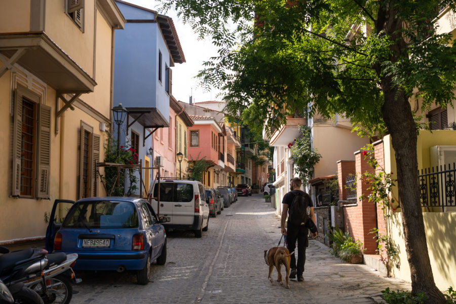 Joli quartier de Thessalonique aux maisons colorées