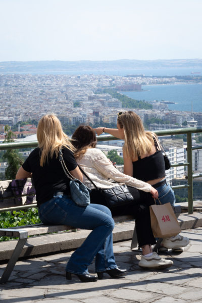 Touristes qui admirent la vue depuis la tour du Trigonion