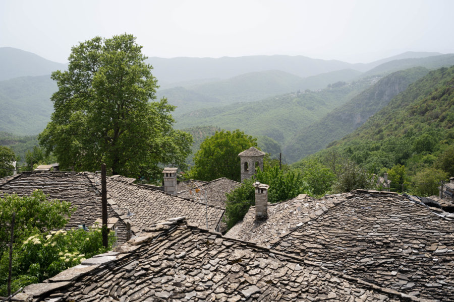 Toits de maisons dans le village de Kapesovo, Epire, Zagori