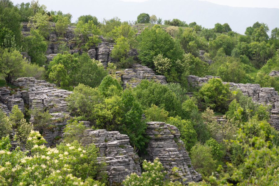 Rochers dans la montagne à Beloi, Vradeto, Grèce