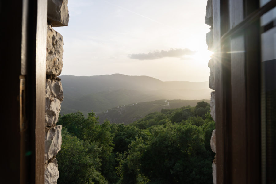 Vue de la chambre d'hôtel à Vikos, Grèce