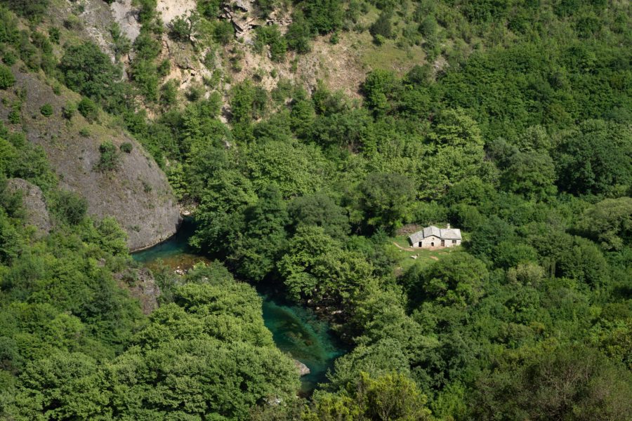 Vue sur la vallée des gorges de Vikos et la rivière