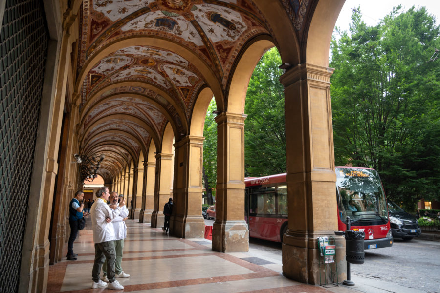 Arcades et peintures, arrêt de bus à Bologne