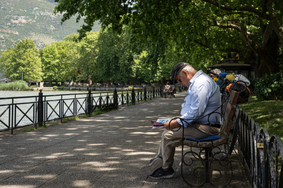 Banc au bord du lac Pamvotis à Ioannina