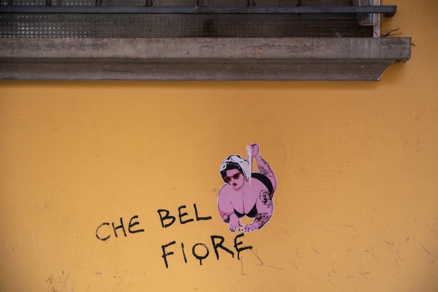 Collage de femme sur un mur de Bologne en Italie