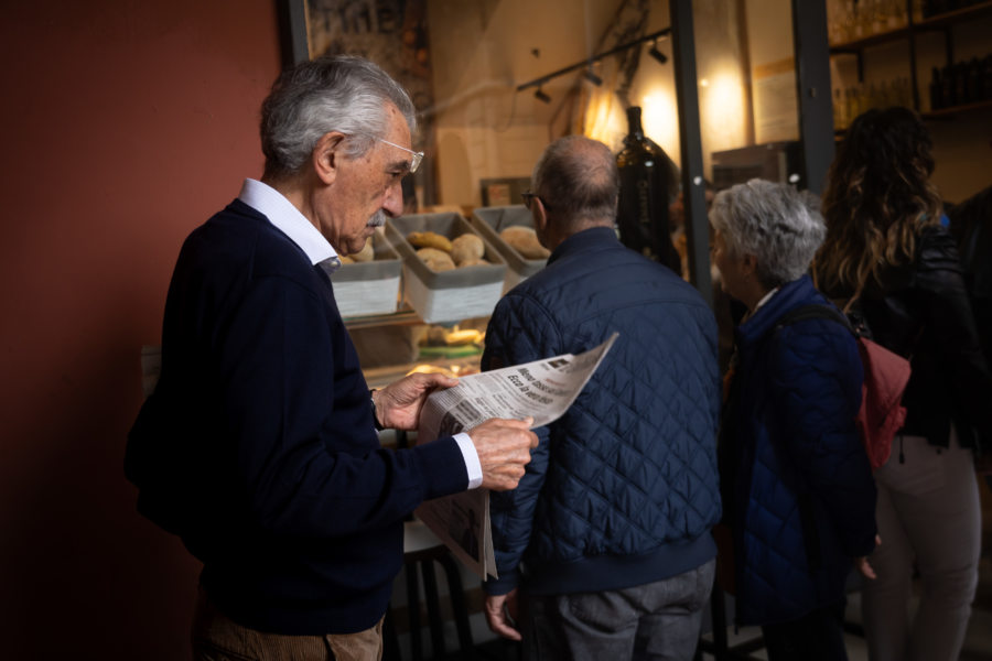 Homme au journal dans une rue de Bologne