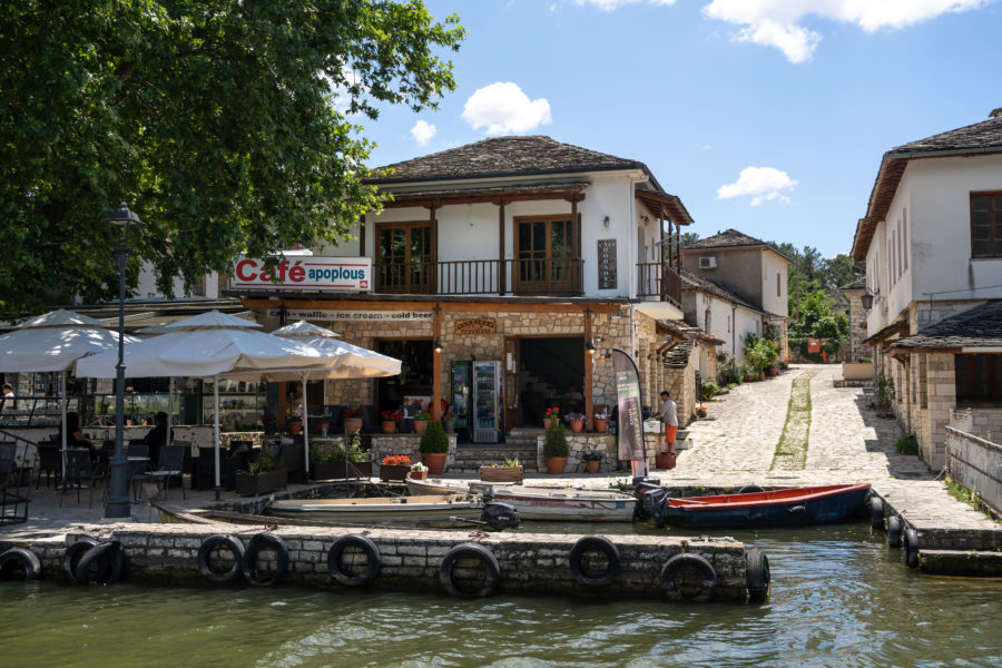 Arrivée en bateau sur l'île de Ioannina