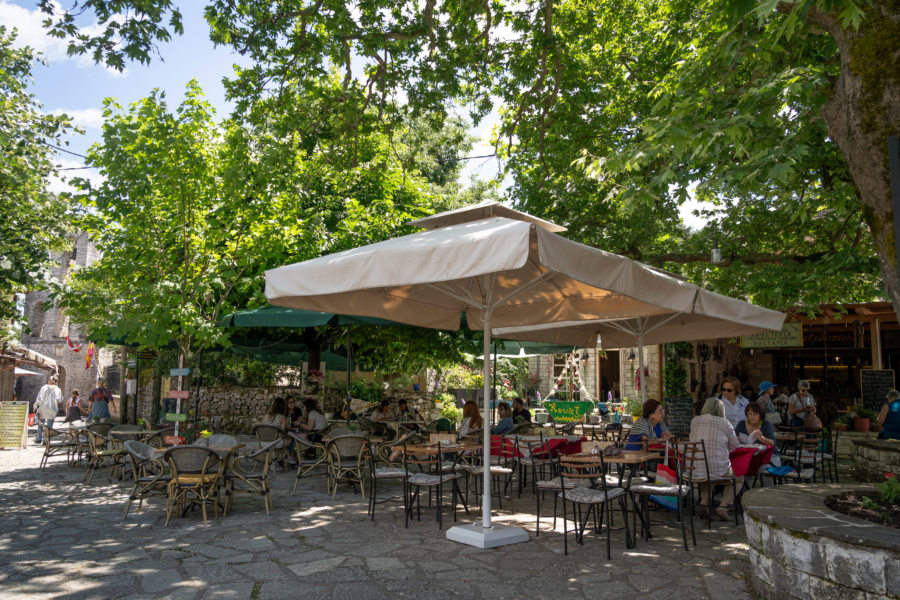 Restaurants avec terrasses sur l'île de Ioannina en Grèce