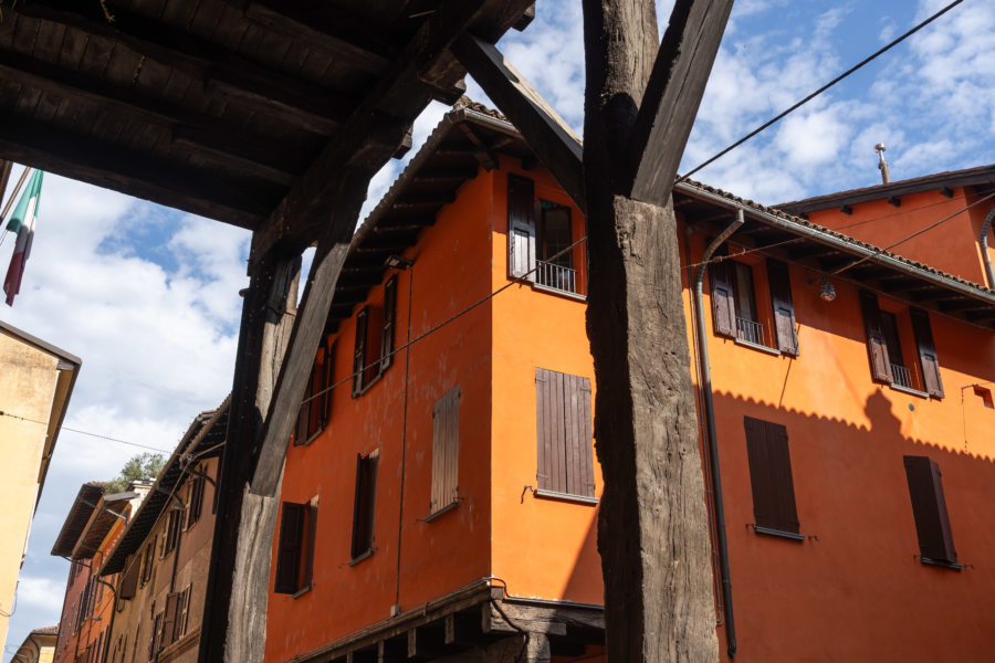 Maisons orange dans le quartier du canal de Reno à Bologne