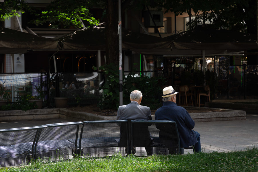 Papis sur des bancs de Ioannina en Grèce