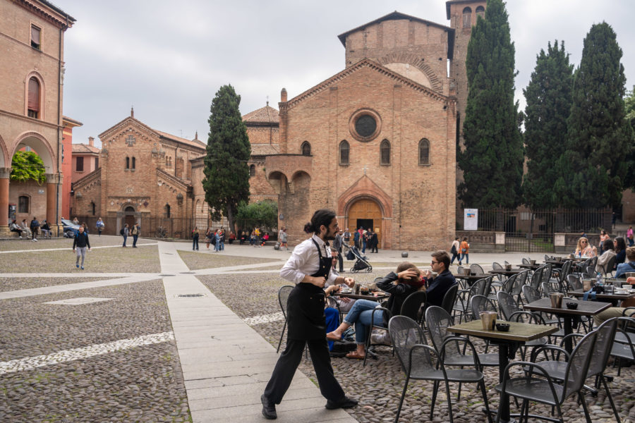 Piazza Santo Stefano, café et églises à Bologne