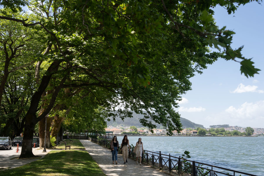 Promenade au bord du lac Pamvotis à Ioannina