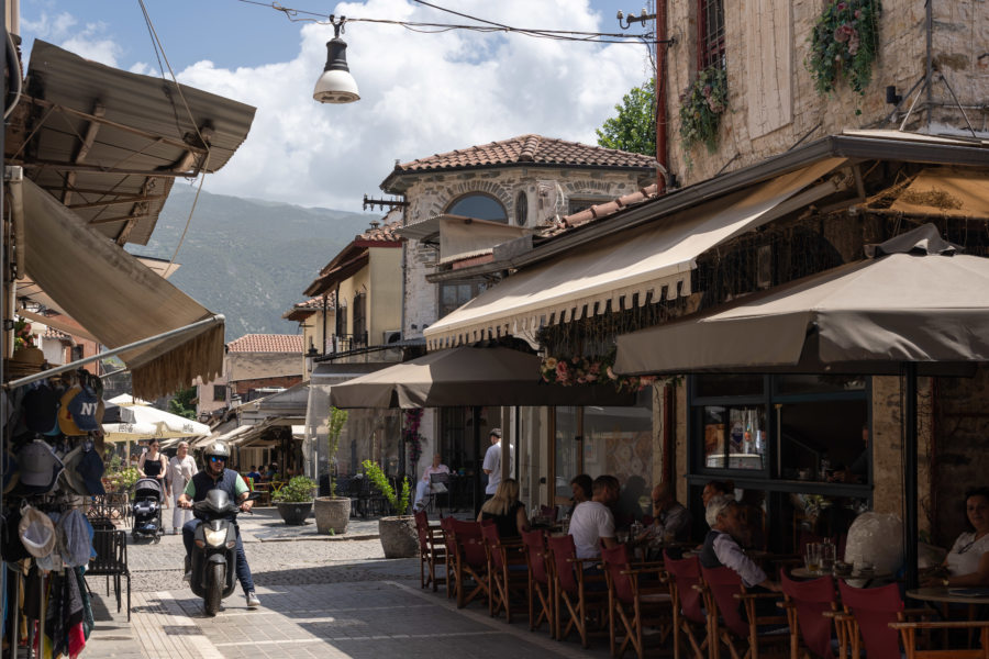 Rue centrale de Ionnina avec restaurants en Grèce