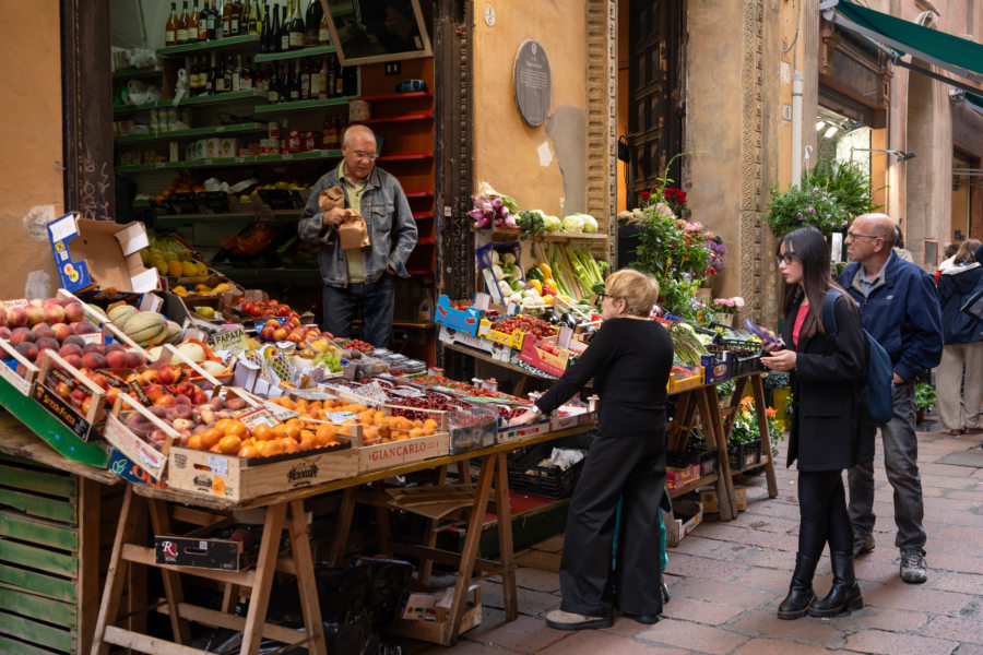 Vendeur de fruits à Bologne