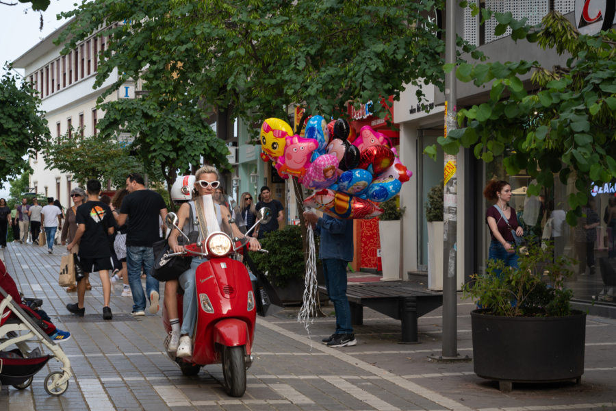 Scooter rouge et ballons à Ioannina