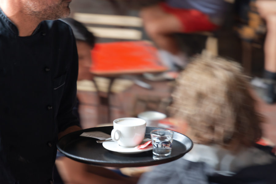 Café sur un plateau de serveur en Italie