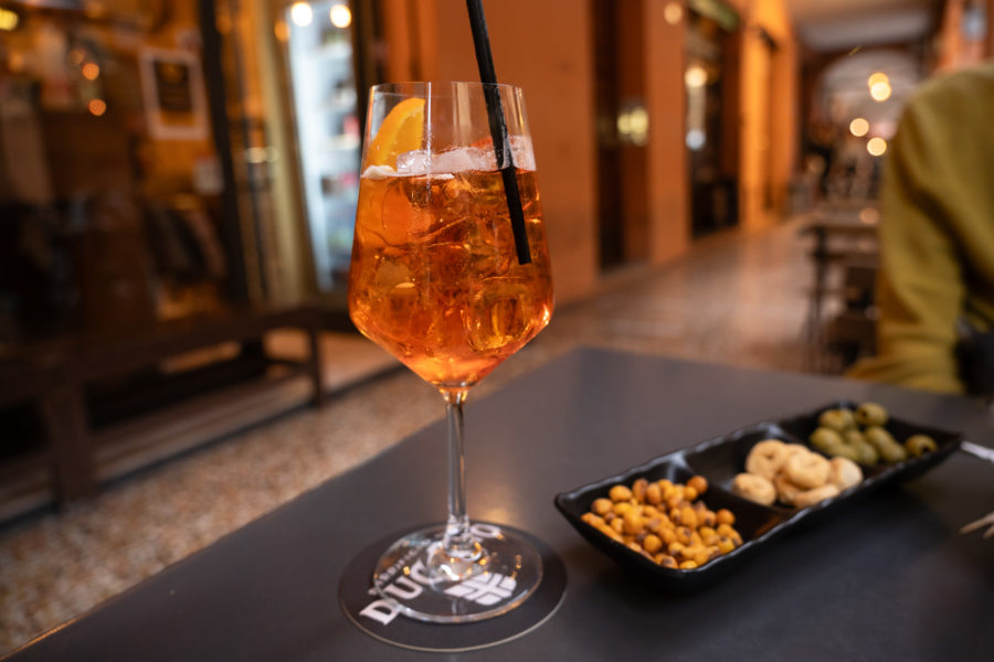 Spritz en terrasse, via del Pratello à Bologne