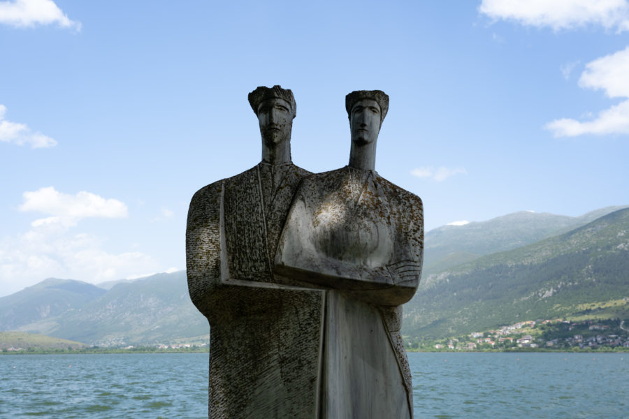 Statues près du lac de Janina en Grèce