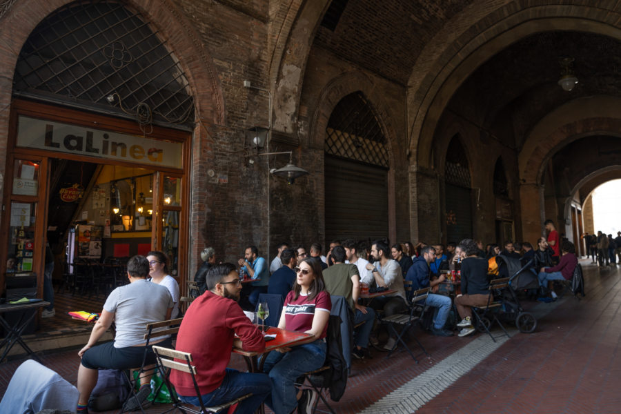 Terrasse de café dans le vieux Bologne