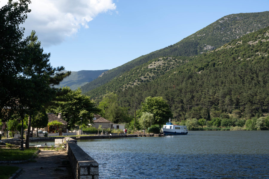 Promenade sur l'île de Ioannina en Grèce