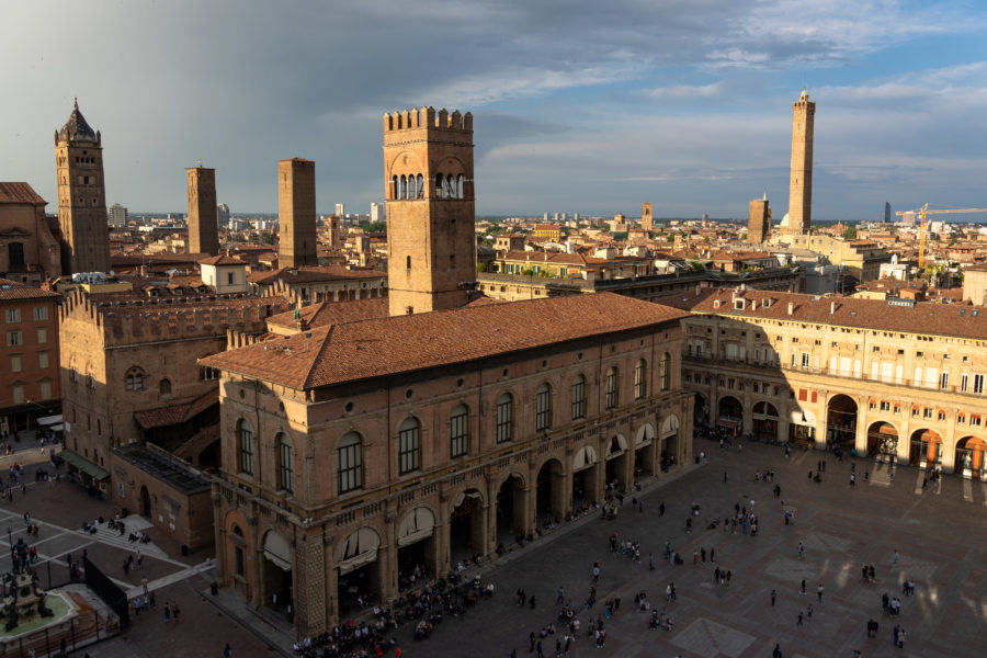 Vue sur Bologne et la piazza maggiore depuis la tour de l'horloge